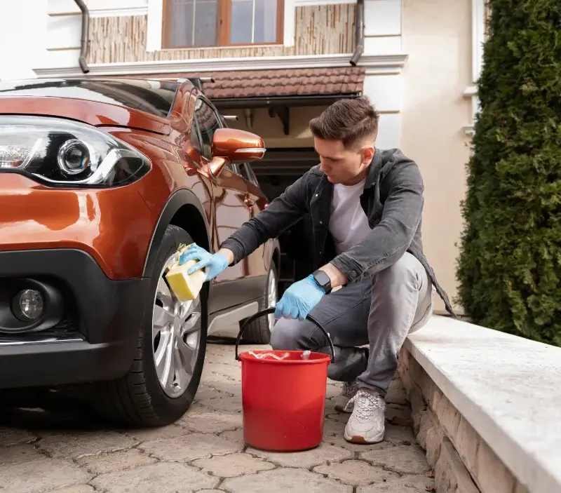Lavage auto à domicile Laroque-d'Olmes : professionnel intervenant sur un véhicule